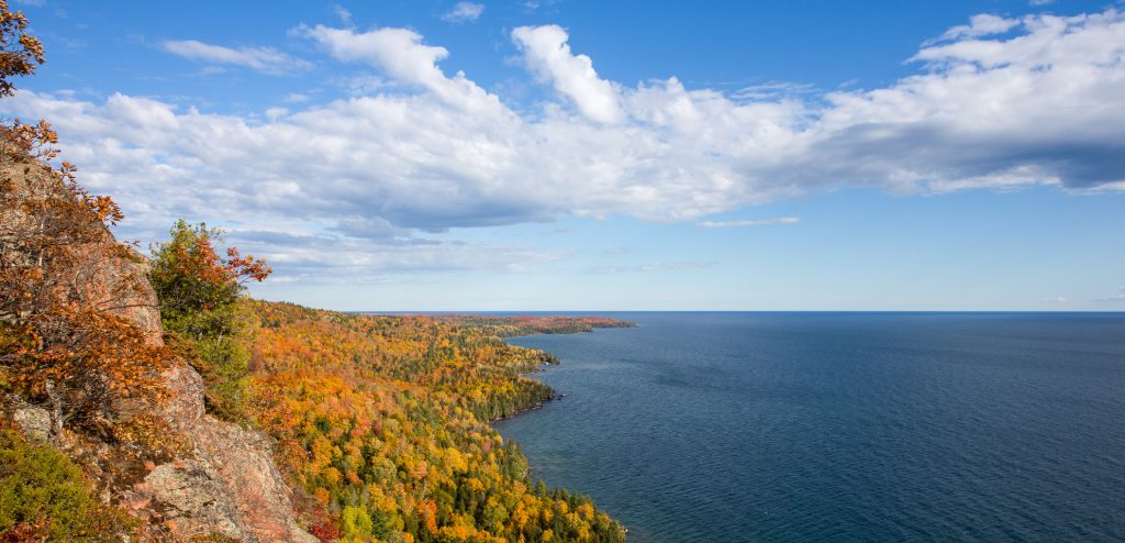 fall-leaf-colors-upper-peninsula-michigan-lake-superior-shoreline